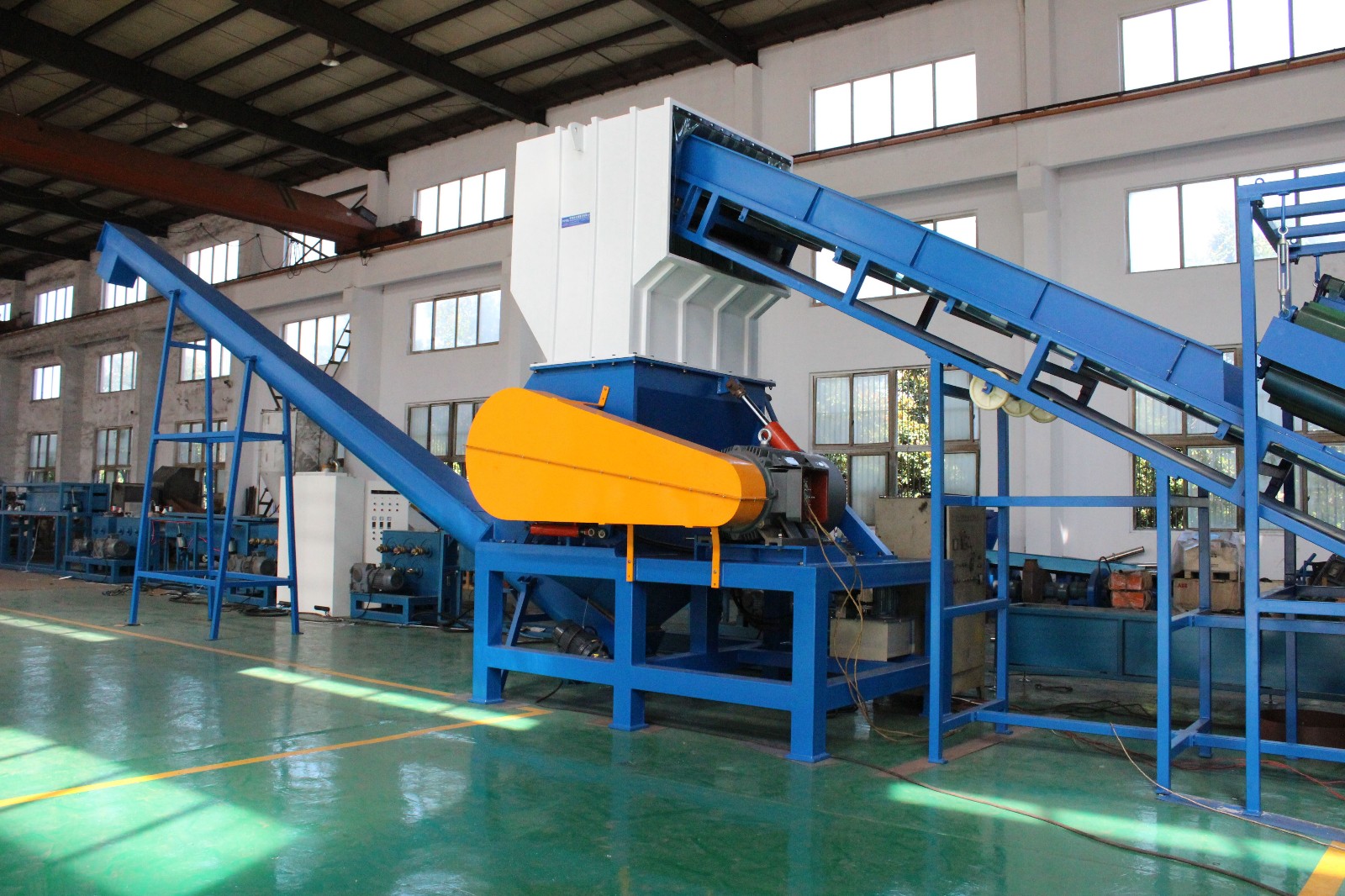 1000-1500KG/H Shreddering Wood Crushing Recycling Line