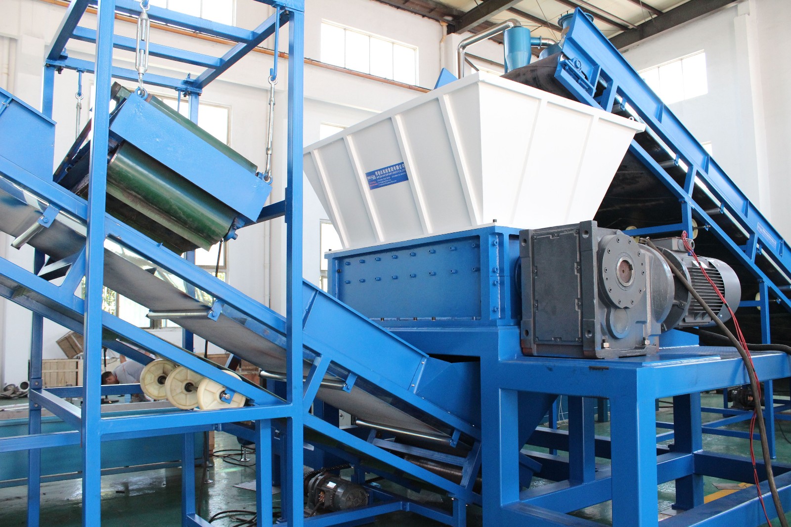 1000-1500KG/H Shreddering Wood Crushing Recycling Line