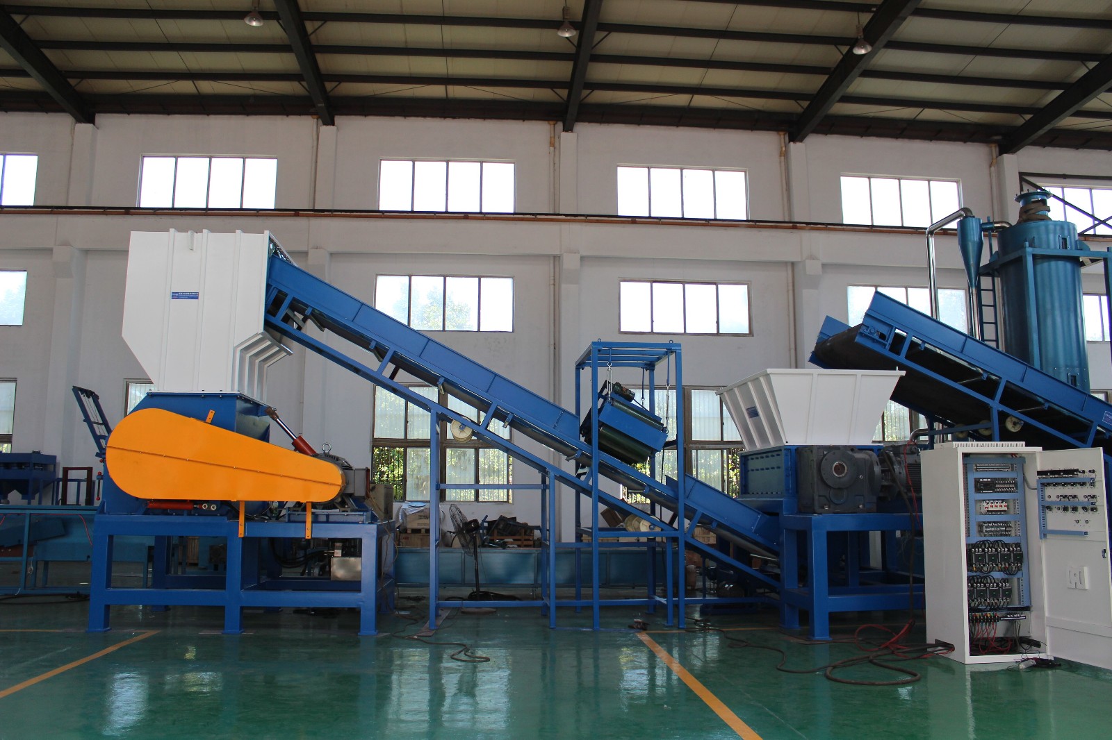 1000-1500KG/H Shreddering Wood Crushing Recycling Line