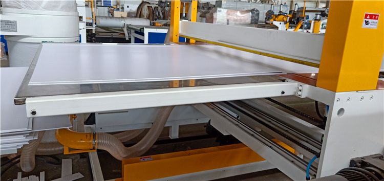 PVC foam sheet cutter