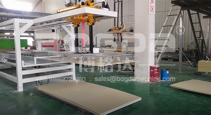 Parallel Conveyor System Fully Automatic PVC Sheet Board Palletizing Stacker Palletizer Machine For Packaging Line